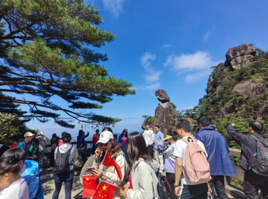 科學管理與暖心服務并重，三清山景區客流有序涌動展新貌